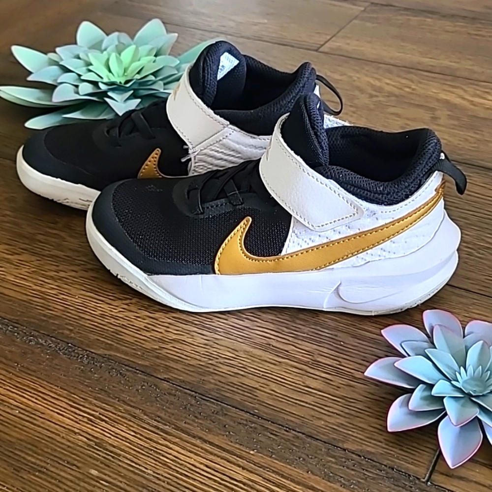 Nike (hustle) kids basketball shoes